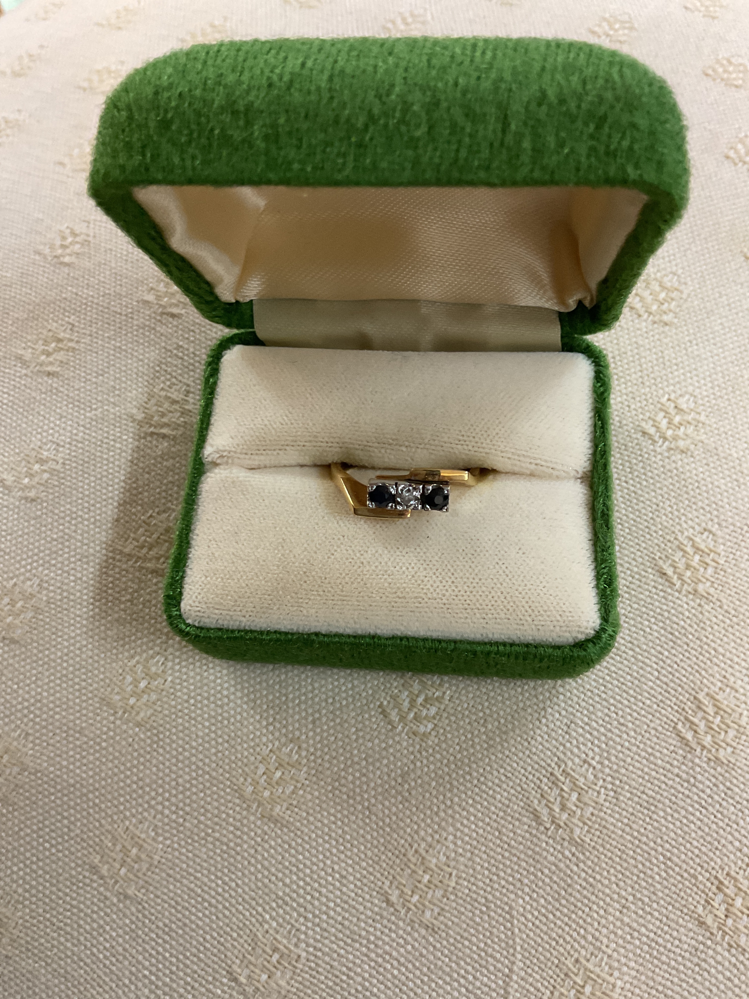 18 ct Diamond and Sapphire ring modern 1970s design, weight 3.5 grams.