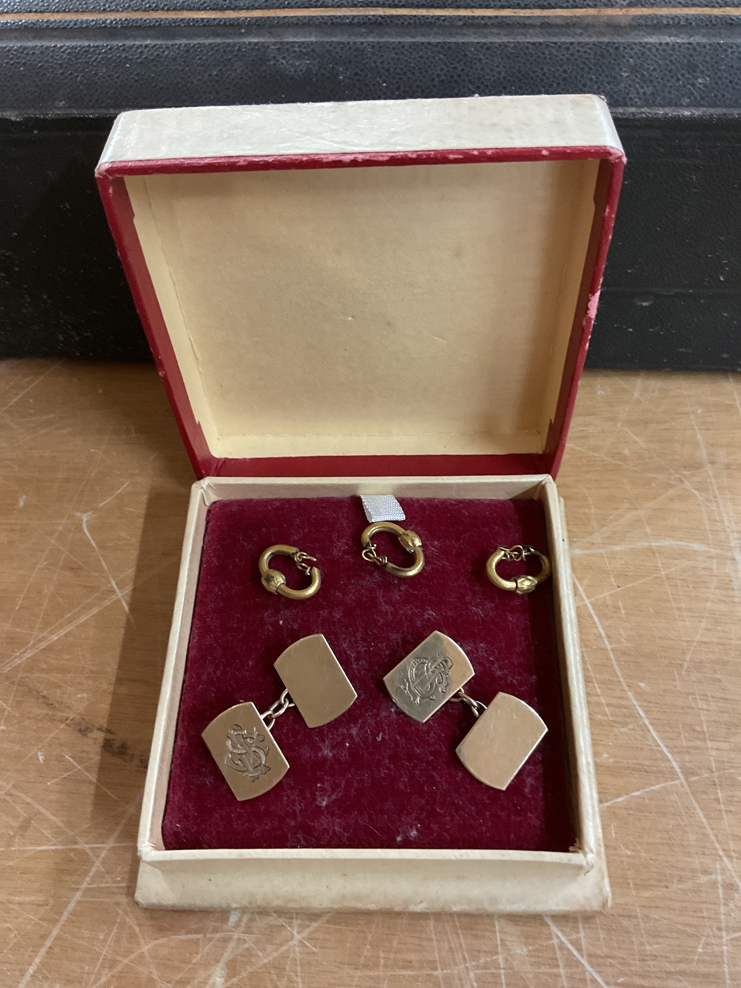 Pair 9ct cufflinks weight 4.5 grams.