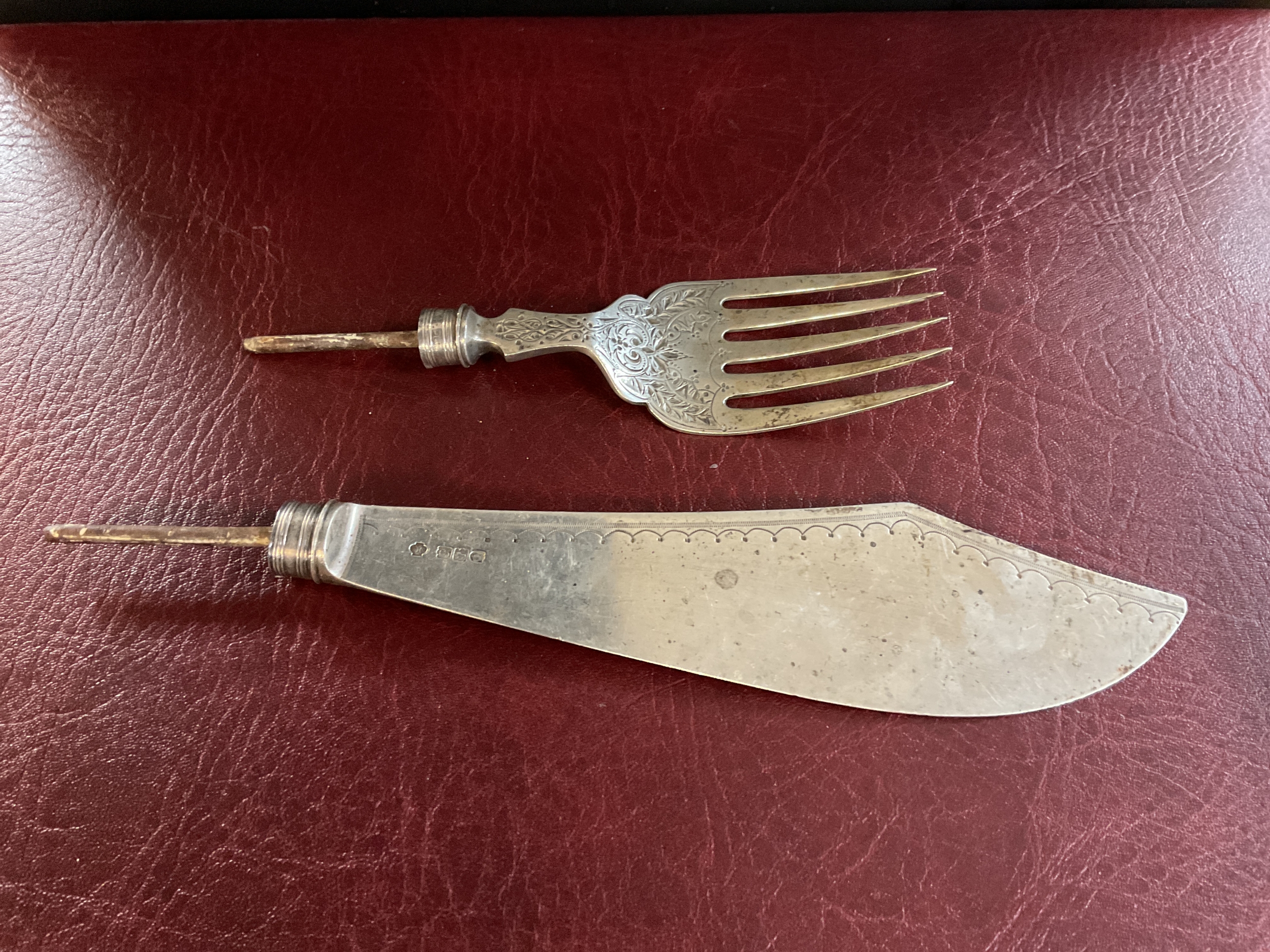 1901 William Hutton and Sons London sliver fish server set requiring handles, matching hallmarks weight 190 grams.