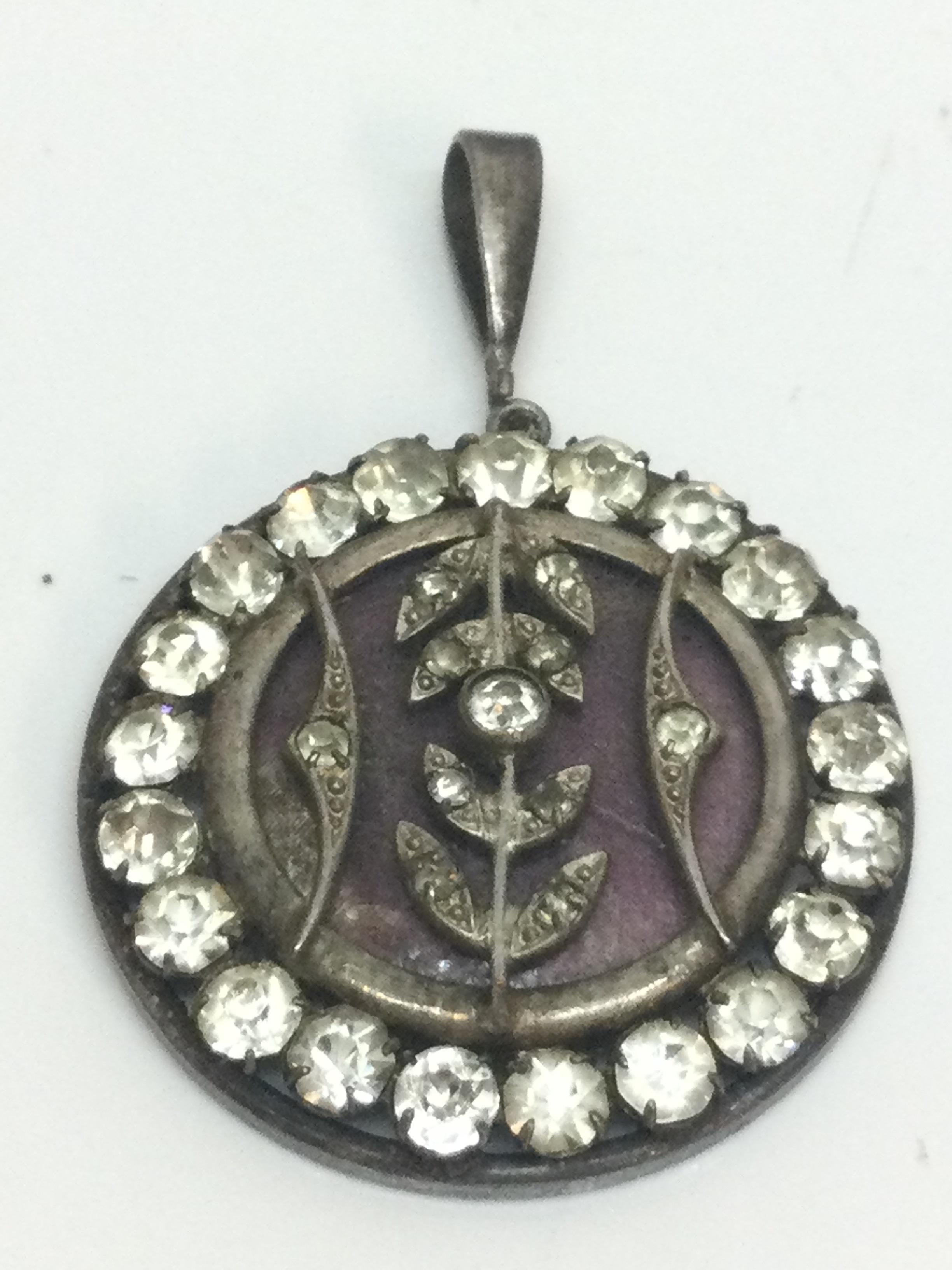 An enamel costume pendant, 3cm wide 