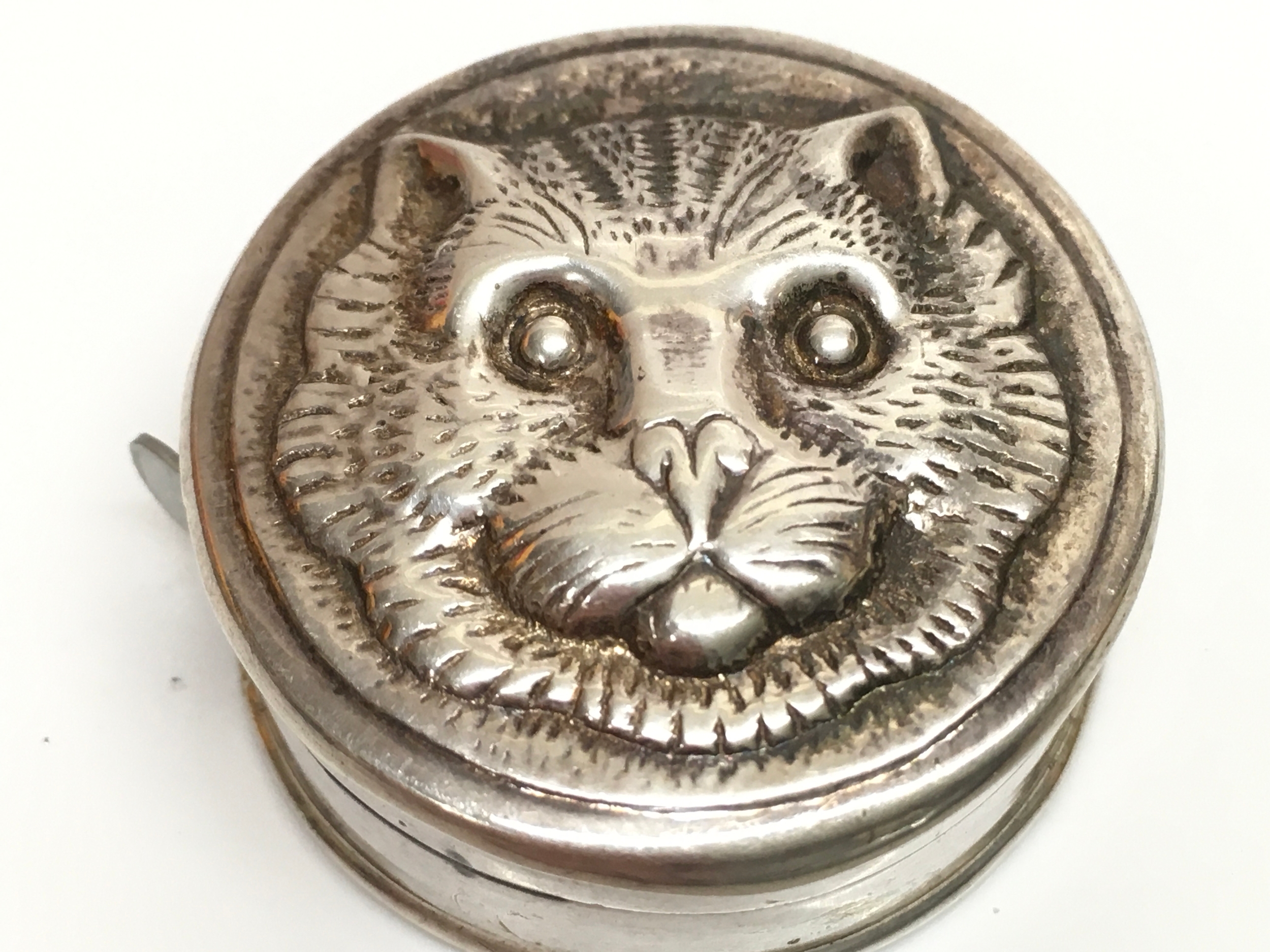 A silver cat tape measure , 3cm wide .30g