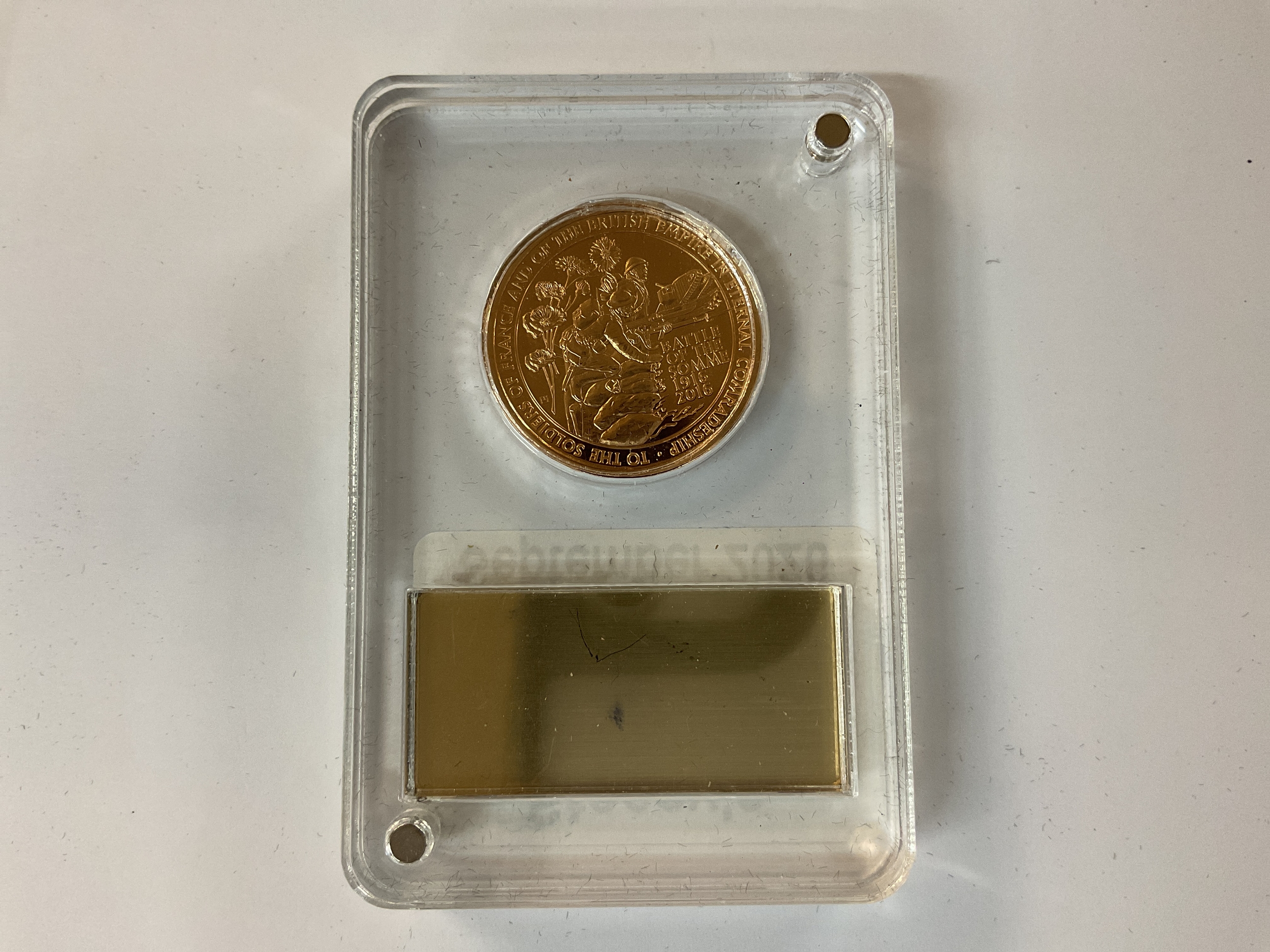 Gold £1 Commemorative coin in slab  of  the companionship between France and Britain during the battle of the Somme 1916-2016.