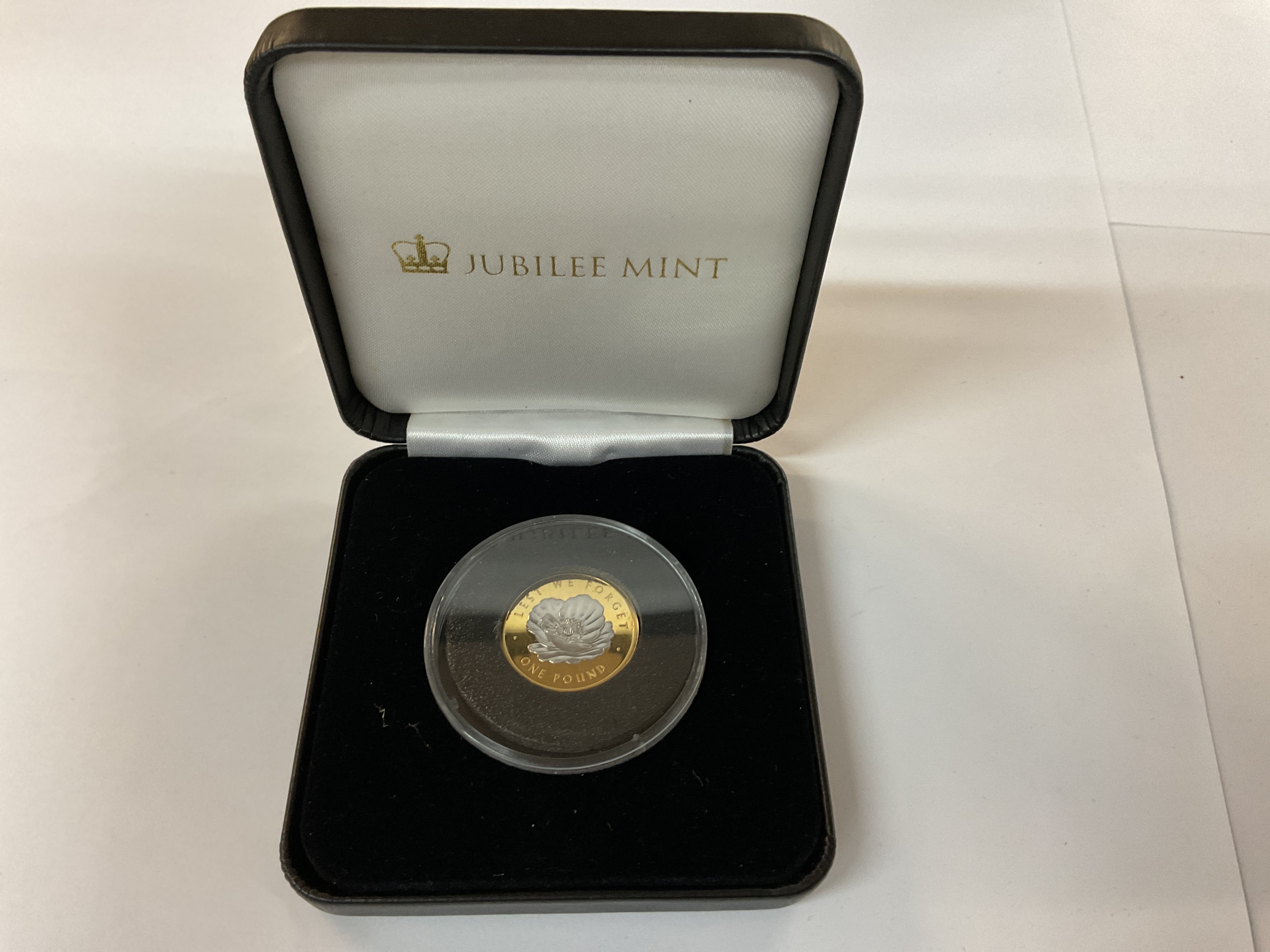 Gold 2016, Lest We Forget, commemorative £1 Coin. With Jubilee Mint box.