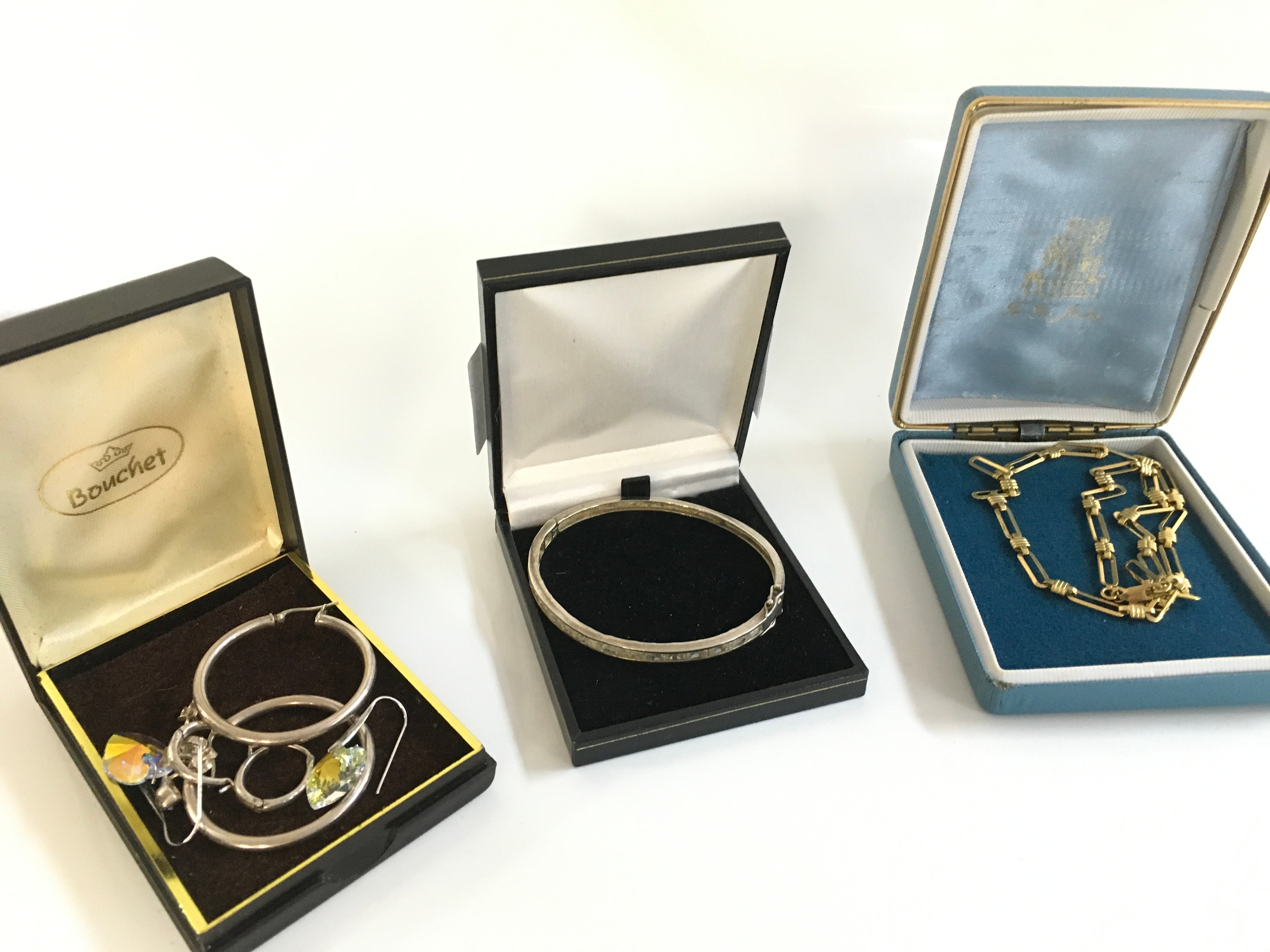 A 9k gold necklace (7.7g) , silver bracelet (1.2g) , silver earrings(11.4g)