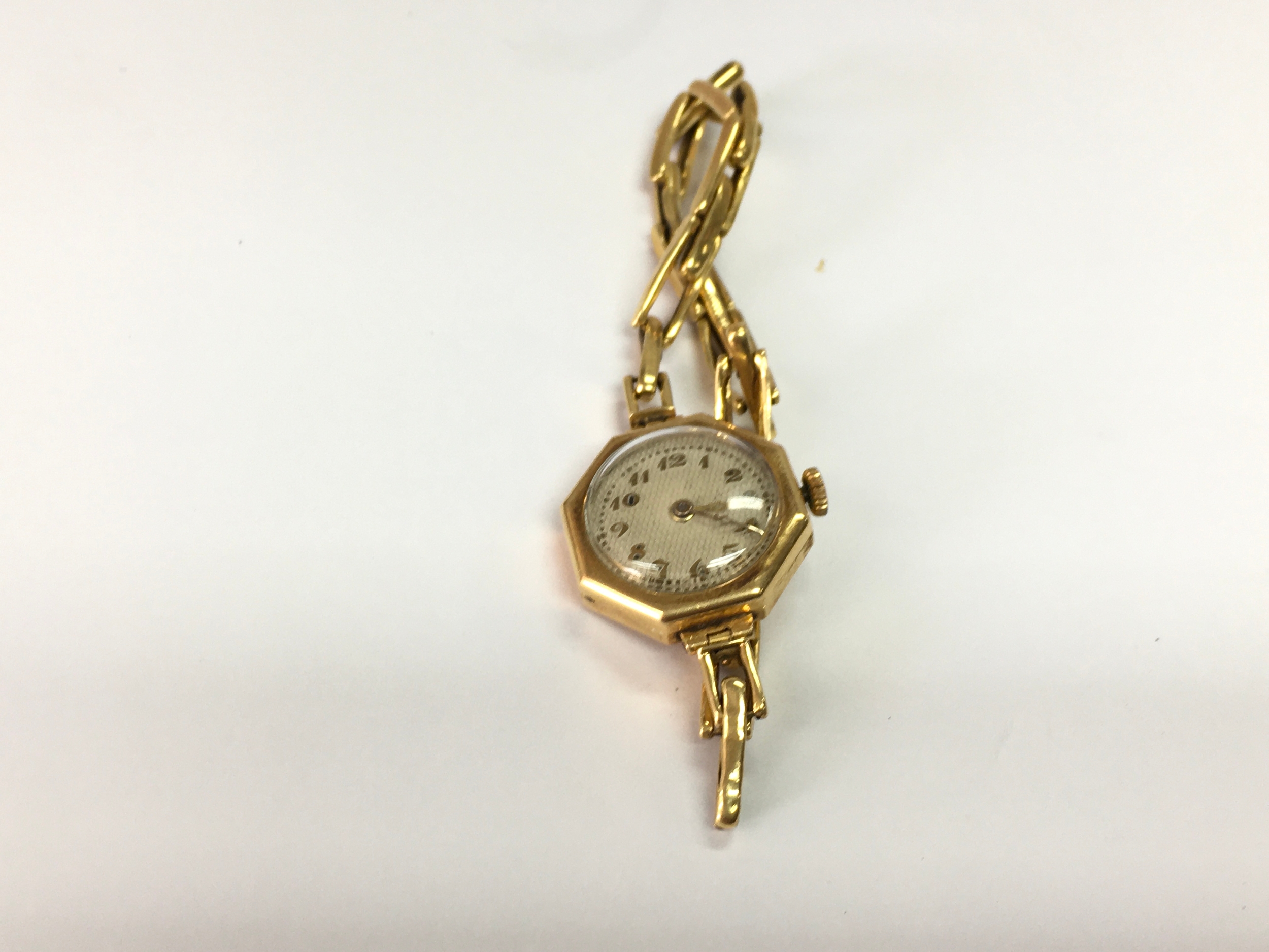 An 18ct gold ladies vintage watch. 14.30g