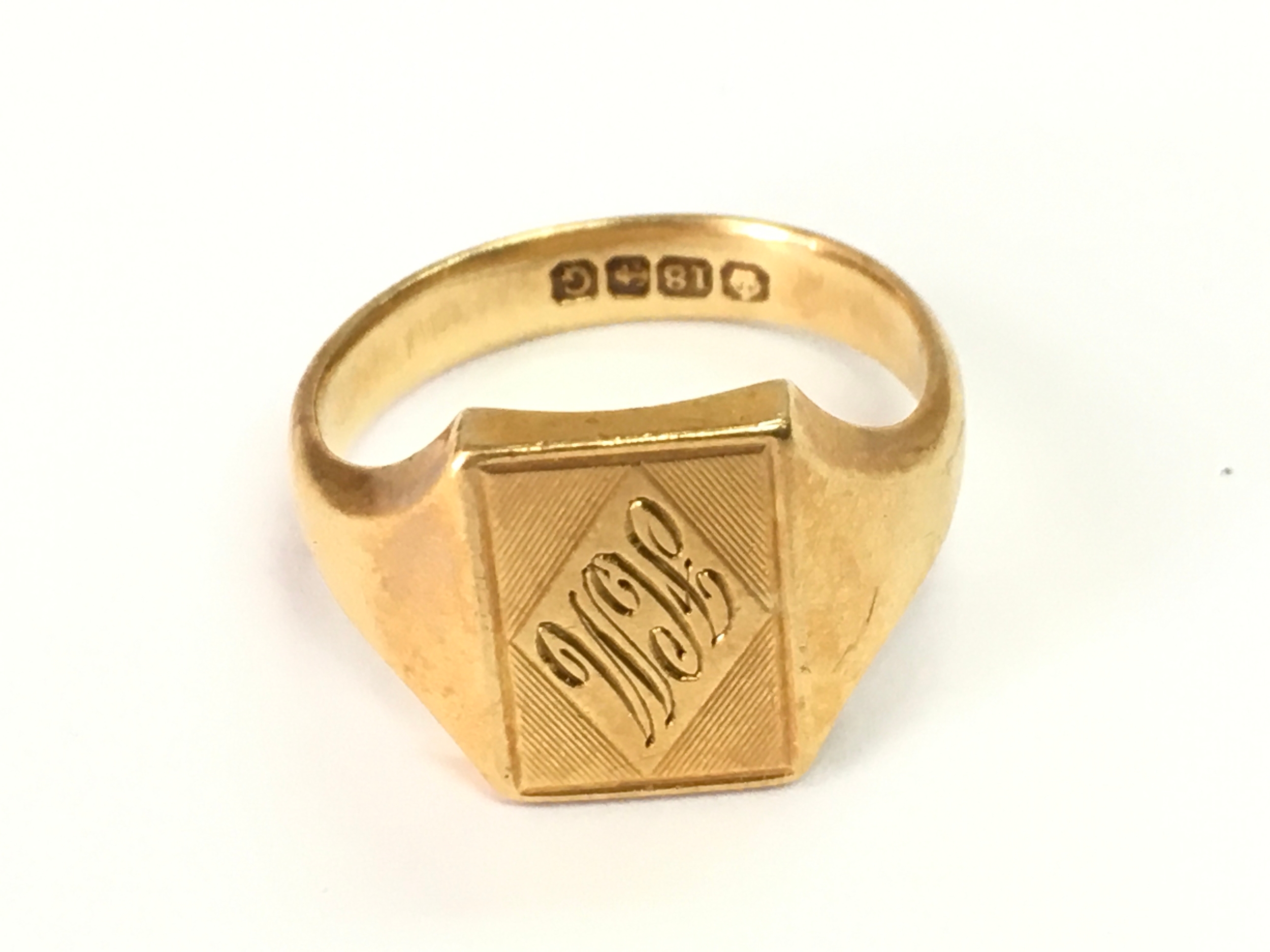 An 18ct gold gents ring. Size P 1/2 and 9g