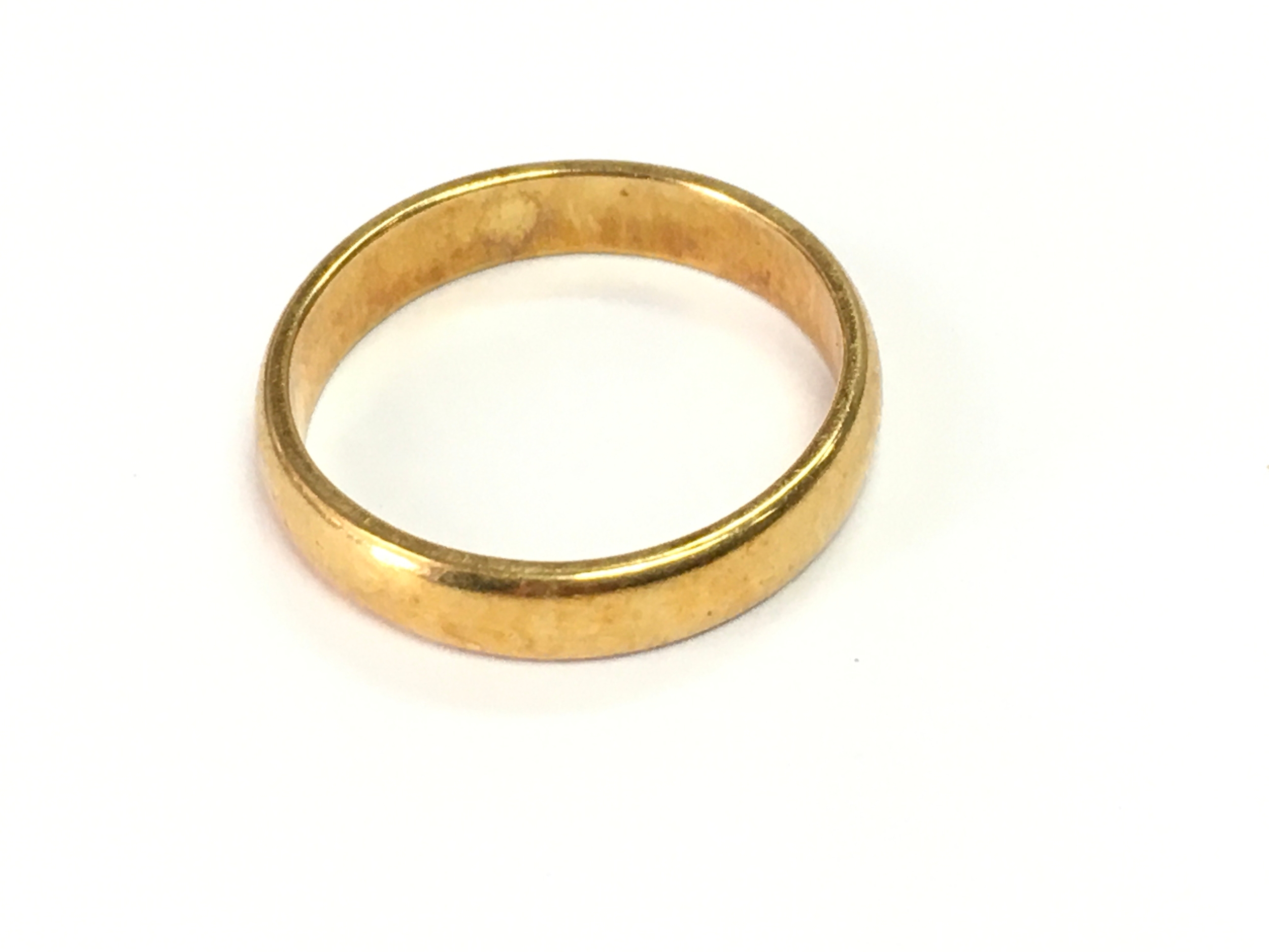 An 18ct gold wedding band. 4g size N 1/2