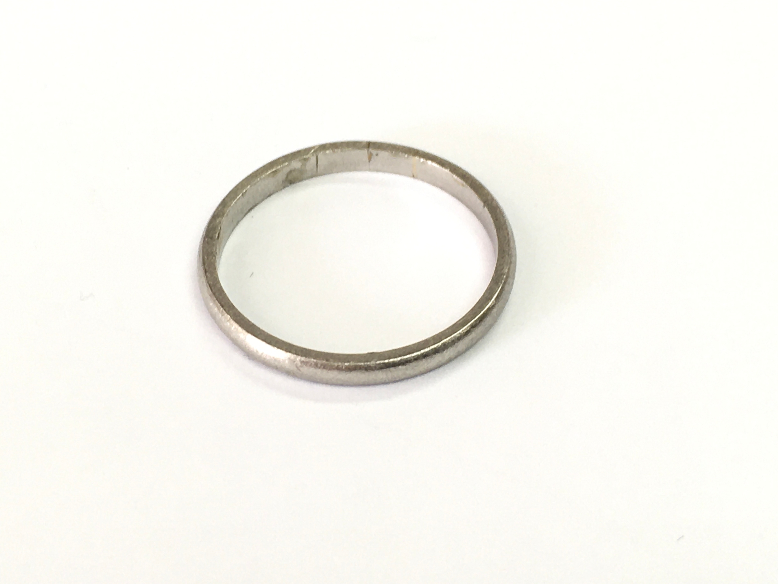 A small platinum ring. Size M 1/2 and 2.5g