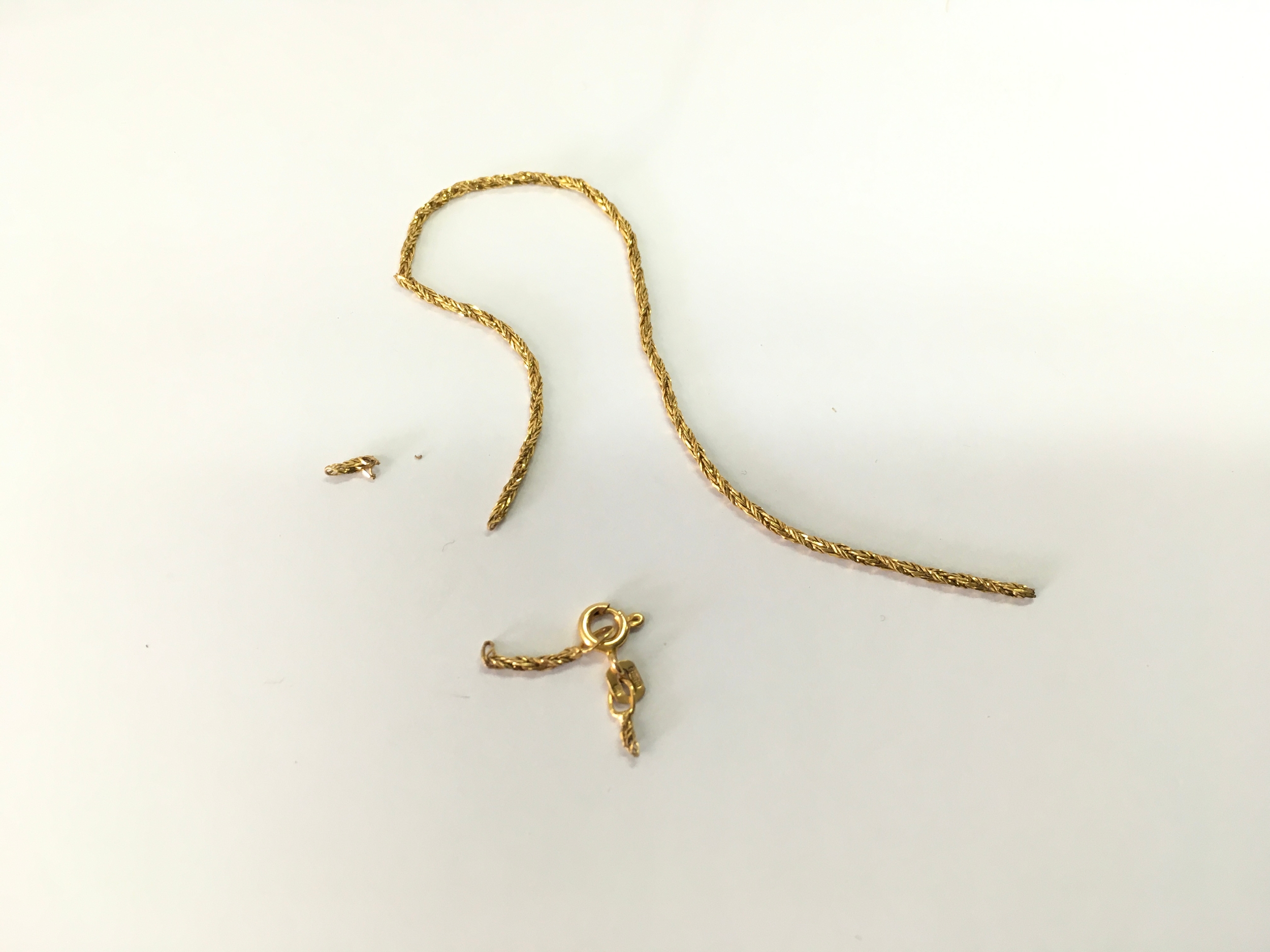 A 9ct gold chain, broken 1.2g