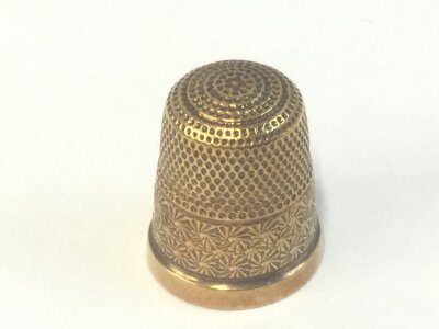 A gold thimble, marked  525. 7.3G