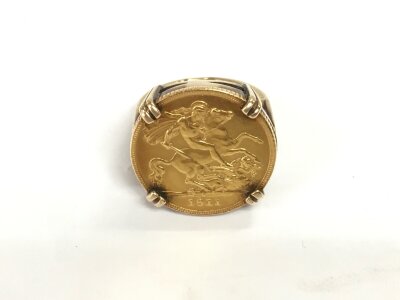 A 1911 half sovereign ring. Size J 1/2 and 8.91g