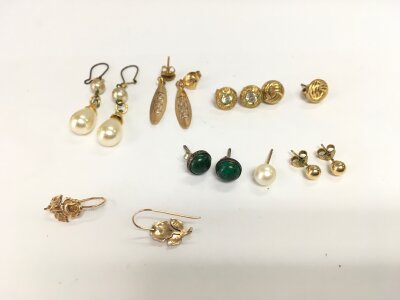 A collection of assorted 9ct gold  and pearl earrings. 12.50g total.
