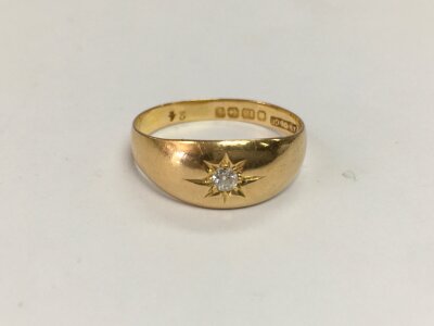An 18ct gold gents ring set with small diamond, 4.35g and size T 1/2