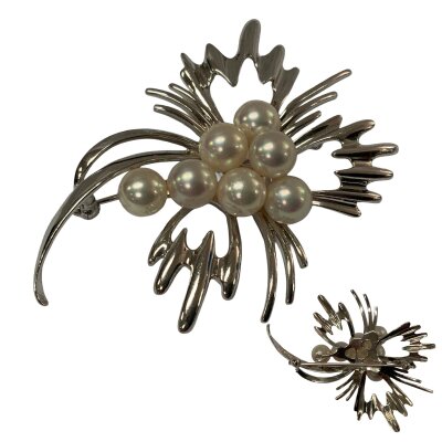 A vintage 14K white gold grape leaf design brooch set with 7 cultured pearls. 6cm, 19g,