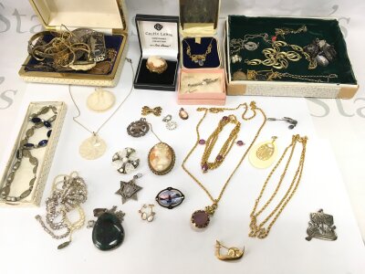 A collection of assorted costume jewellery including numerous silver items.