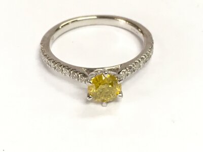 An 18ct white gold yellow diamond with cert. Size K