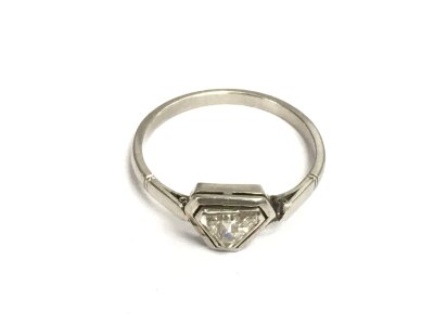 An Art Deco platinum and diamond ring,  approx 2.7g and approx size M. A/F
