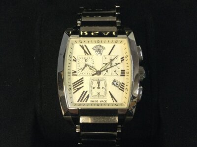 A gents Versace Chronograph wristwatch with original box and papers. Quartz movement.
Not seen running.