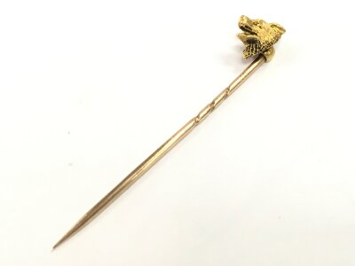 A high carat gold fox head pin brooch, 3.3g