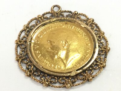 A 1925 South Africa mint 1/2 sovereign in a 9ct gold mount, 6.7g total weight