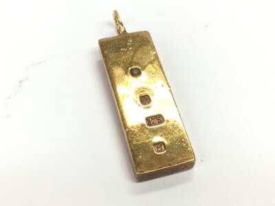 A 9ct gold ingot pendant, 15.7g