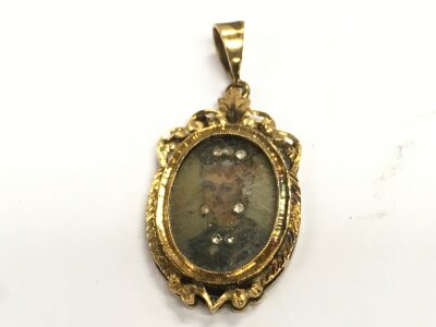 An Italian 18ct portrait pendant, 4g