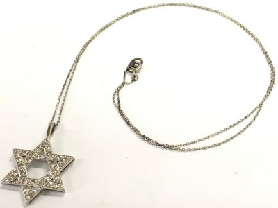 A platinum Star of David set with diamonds, 5.5g