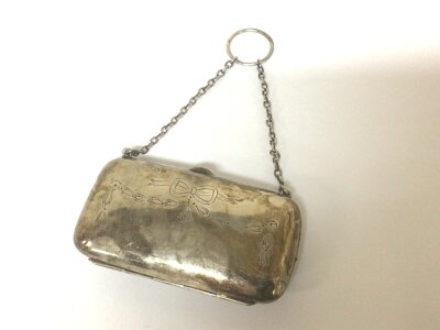 A Silver Vintage purse Birmingham hallmarks with carrying chain attached. Weight 58g