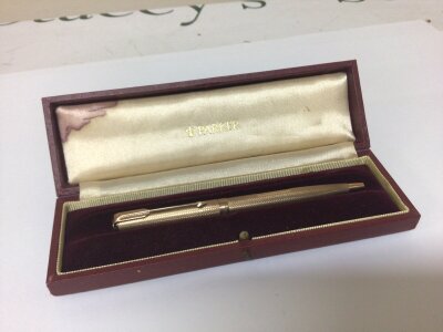A Vintage 9carat gold cased Parker pen in a fitted case.