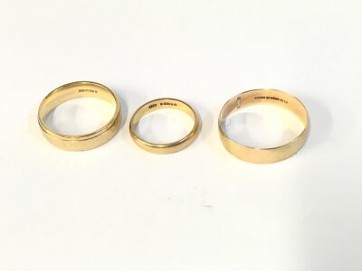 Three 9ct gold bands. 13g total.