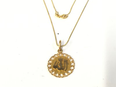 An 18ct gold necklace and pendant. 4.85g