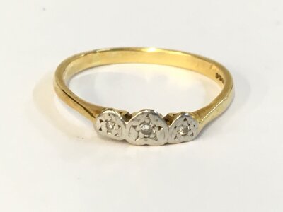 An 18ct gold diamond ring. Size U and 3.03g