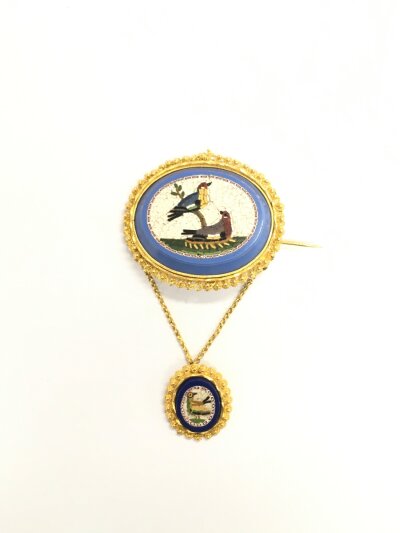 A 22ct gold and enamelled brooch depicting birds, approx 13.8g.