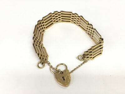 9ct gold gate bracelet with heart shaped clasp.
21.13g