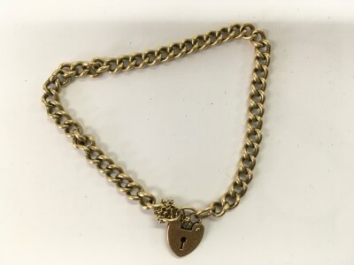 A 9ct gold bracelet with heart shaped clasp. 15.48g