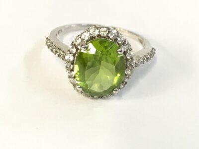 A 9ct white gold ring set with large peridot 3.08g and size P 1/2