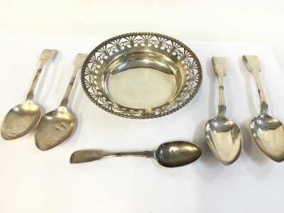 A silver dish and silver spoons. 270g total.