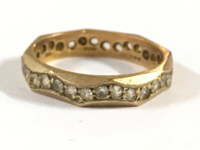 A small 9 carat gold eternity ring, 2.7g