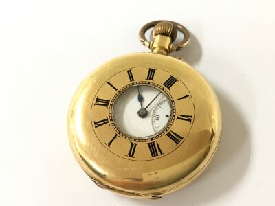An 18 carat gold cased half hunter pocket watch, 87.6g. 5cm wide