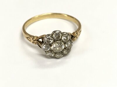 An unmarked gold diamond cluster ring. Size S and 2.90g