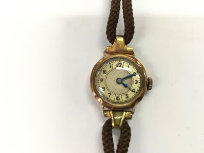 A vintage ladies 9ct gold cased wrist watch. Does not wind or run. 11.98g total.
