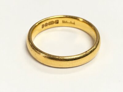 22ct good wedding band. 5g size M 1/2