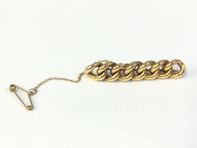 A 15ct gold chain link bar brooch,4.5Cm wide. 3.7g