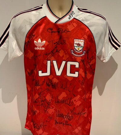 Arsenal 1990 - 1991 Signed League Winners Football Shirt: Red small sized shirt with 22 hand signed autographs in marker pen including Merson and Graham. C/W plaque for framing.