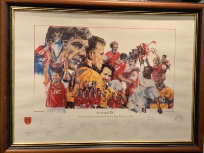 Arsenal 1998 Double Winners Signed Framed Football Print: Stunning framed print measuring 31 x 24 inches in its frame. Genuine autographs from Football Heritage ltd edition number 208/300. Signatures x 17 include Wright Keown Seaman Petit and Manager Wenger.