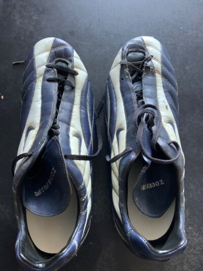 Kanu Arsenal Match Worn Football Boots: Nike Zoom Air boots with his autograph printed to both boots. and number 25 written to bottom. Worn v Lyon on 13 2 2091 and in good condition. From reputable source with COA signed by the player and press photo of him wearing boots.