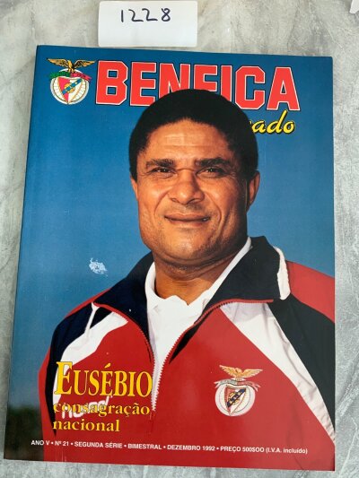 92/93 Benfica v Manchester United Testimonial Football Programme: Harder to obtain 108 page brochure programme in excellent condition. There is no mention of the match inside strangely but we are told this is all you could buy outside the ground. Unofficially Eric Cantonas debut for Man Utd.