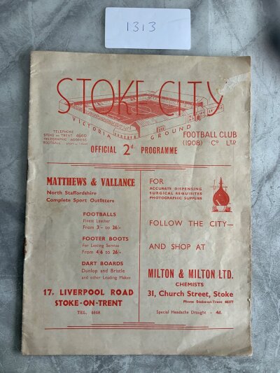 1938 - 1939 Stoke City v Bolton Football Programme: Very good condition 18 page programme with no team changes. Few numbers written to rear. C/W a 33/34 Stoke team group free with the News Chronicle with tear to border.