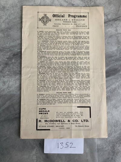 1946 Northern Ireland v England Football Programme: Played at Windsor Park on 28 9 1946 in excellent condition with no team changes.