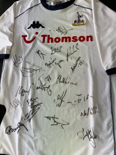 2002 - 2004 Tottenham Signed Football Shirt: White home shirt with Thomson sponsorship. Includes Sheringham Ferdinand Sullivan and Redknapp. 21 genuine autographs from top source.